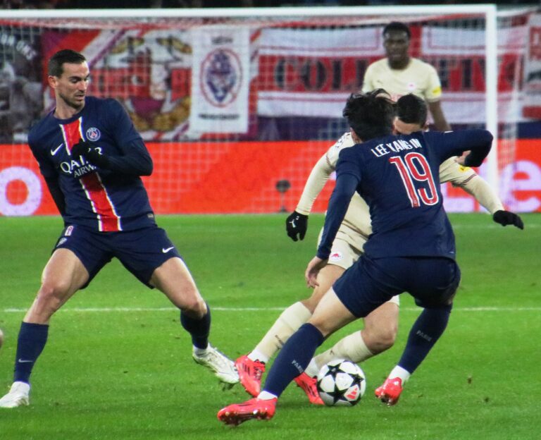 PSG 등번호 19번 유니폼을 입고 잘츠부르크전에 출전한 이강인