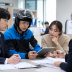 직장인과 배달 노동자, 프리랜서가 고용보험 상담을 받는 모습